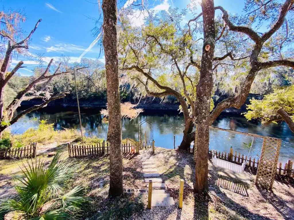 Peaceful-pet-friendly-cabin-on-the-Cochee-river-with-4-acres-land Peaceful pet friendly cabin in Florida on the Withlacoochee river