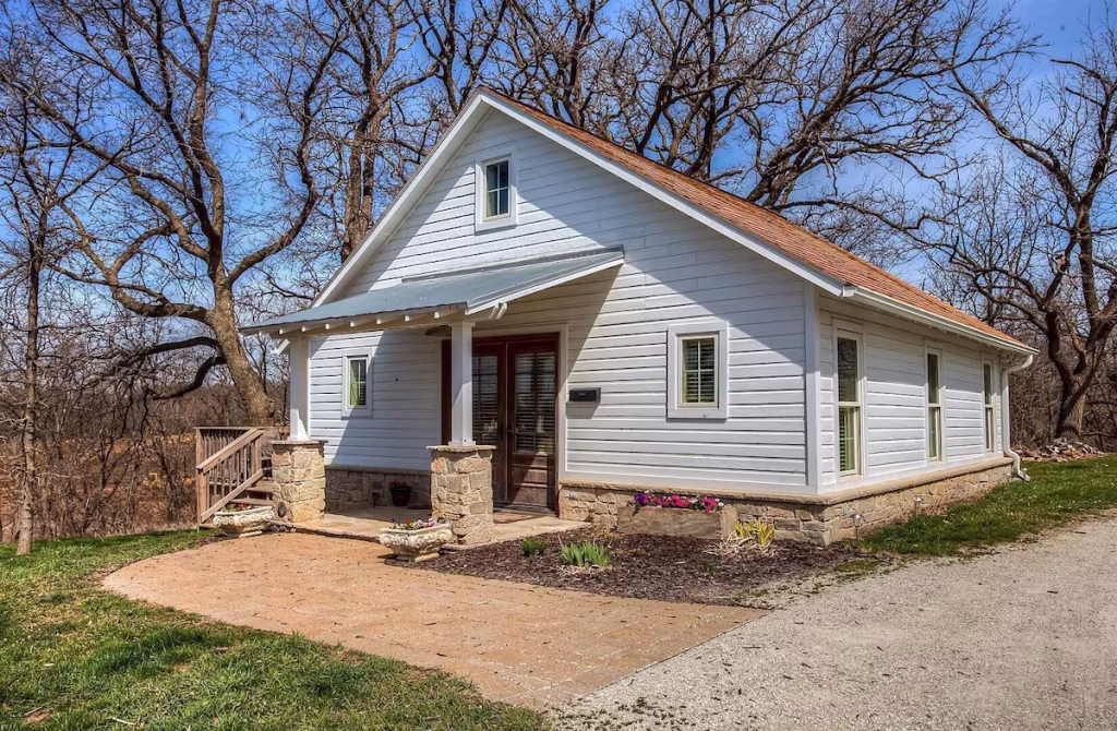 The Corn crib Is A Fully Furnished Rental Cabin In The City With A Country View